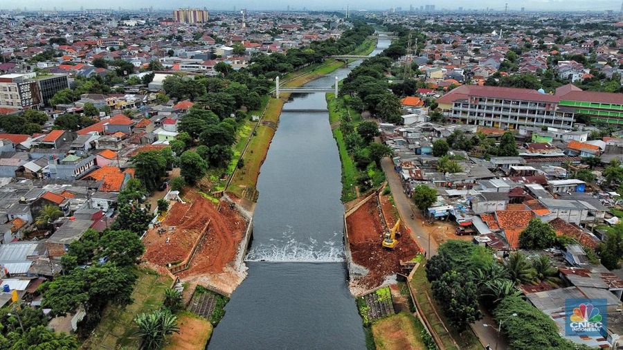 Suasana proyek pembangunan sodetan sungai ciliwung di Banjir Kanal Timur (BKT), Jakarta Timur, Rabu (22/2/2023). Suasana proyek pembangunan sodetan sungai ciliwung di Banjir Kanal Timur (BKT), Jakarta Timur, Rabu (22/2/2023). (CNBC Indonesia/ Muhammad Sabki)