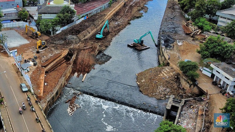 Suasana proyek pembangunan sodetan sungai ciliwung di Banjir Kanal Timur (BKT), Jakarta Timur, Rabu (22/2/2023).  (CNBC Indonesia/ Muhammad Sabki)