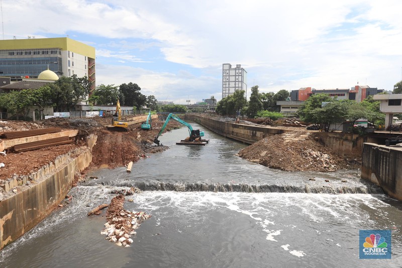 Suasana proyek pembangunan sodetan sungai ciliwung di Banjir Kanal Timur (BKT), Jakarta Timur, Rabu (22/2/2023).  (CNBC Indonesia/ Muhammad Sabki)