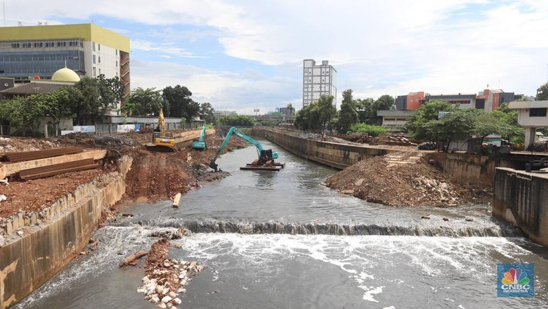 Suasana proyek pembangunan sodetan sungai ciliwung di Banjir Kanal Timur (BKT), Jakarta Timur, Rabu (22/2/2023).  (CNBC Indonesia/ Muhammad Sabki)
