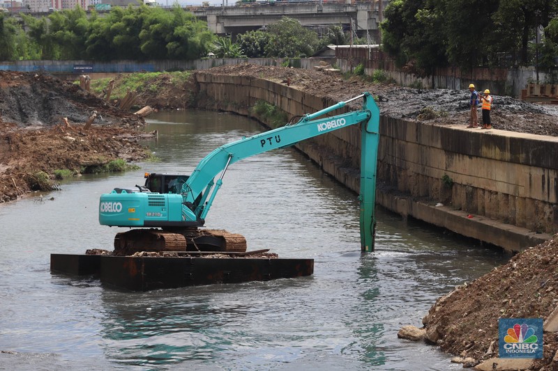 Suasana proyek pembangunan sodetan sungai ciliwung di Banjir Kanal Timur (BKT), Jakarta Timur, Rabu (22/2/2023). Suasana proyek pembangunan sodetan sungai ciliwung di Banjir Kanal Timur (BKT), Jakarta Timur, Rabu (22/2/2023). (CNBC Indonesia/ Muhammad Sabki)
