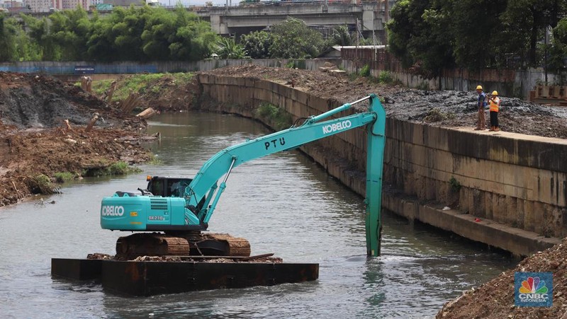 Suasana proyek pembangunan sodetan sungai ciliwung di Banjir Kanal Timur (BKT), Jakarta Timur, Rabu (22/2/2023).  (CNBC Indonesia/ Muhammad Sabki)