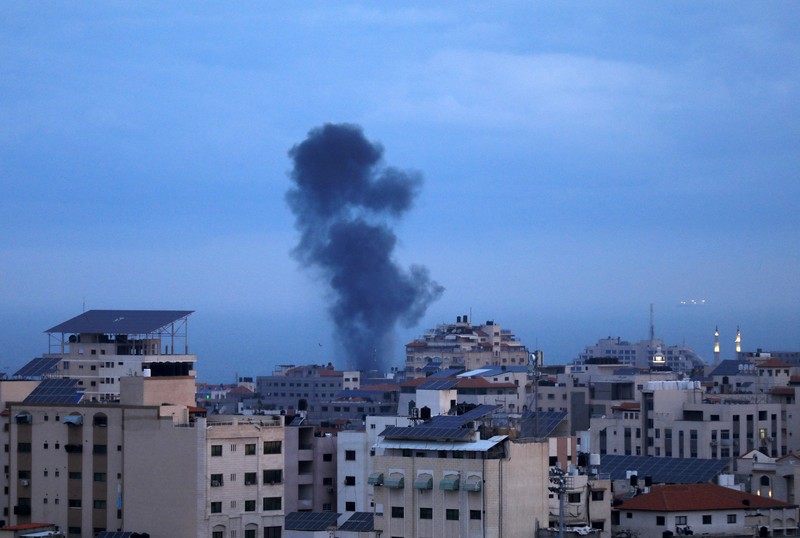 Asap dan api mengepul setelah serangan udara Israel di Kota Gaza, Gaza pada 23 Februari 2023. (Ashraf Amra/Anadolu Agency via Getty Images)