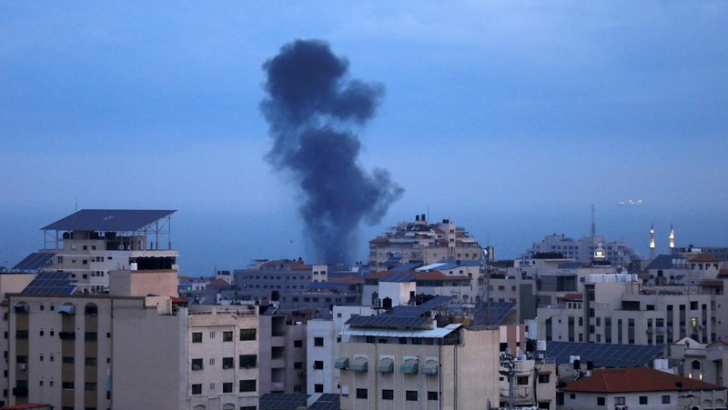 Asap dan api mengepul setelah serangan udara Israel di Kota Gaza, Gaza pada 23 Februari 2023. (Ashraf Amra/Anadolu Agency via Getty Images)