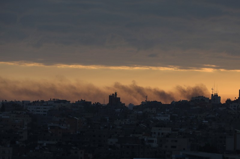 Asap dan api mengepul setelah serangan udara Israel di Kota Gaza, Gaza pada 23 Februari 2023. Asap dan api mengepul setelah serangan udara Israel di Kota Gaza, Gaza pada 23 Februari 2023. (Ashraf Amra/Anadolu Agency via Getty Images)