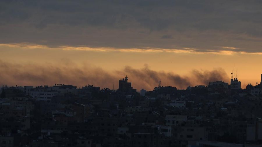 Asap dan api mengepul setelah serangan udara Israel di Kota Gaza, Gaza pada 23 Februari 2023. (Ashraf Amra/Anadolu Agency via Getty Images)