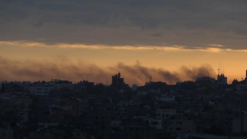 Asap dan api mengepul setelah serangan udara Israel di Kota Gaza, Gaza pada 23 Februari 2023. (Ashraf Amra/Anadolu Agency via Getty Images)