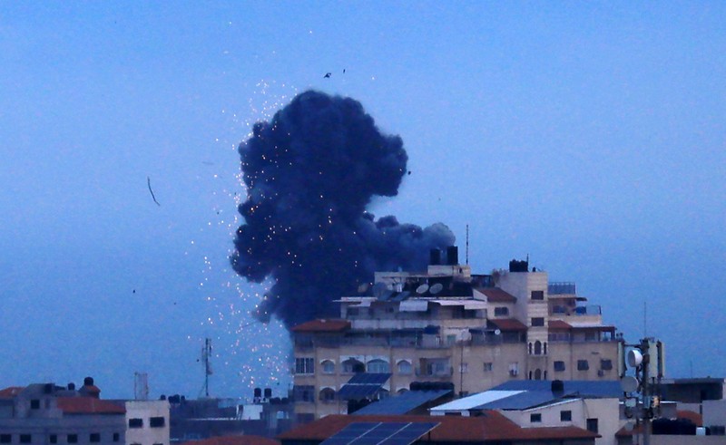 Asap dan api mengepul setelah serangan udara Israel di Kota Gaza, Gaza pada 23 Februari 2023. (Ashraf Amra/Anadolu Agency via Getty Images)