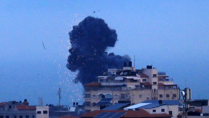 Asap dan api mengepul setelah serangan udara Israel di Kota Gaza, Gaza pada 23 Februari 2023. (Ashraf Amra/Anadolu Agency via Getty Images)