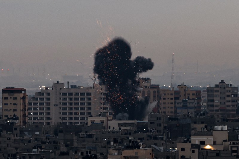 Asap dan api mengepul setelah serangan udara Israel di Kota Gaza, Gaza pada 23 Februari 2023. (Ashraf Amra/Anadolu Agency via Getty Images)