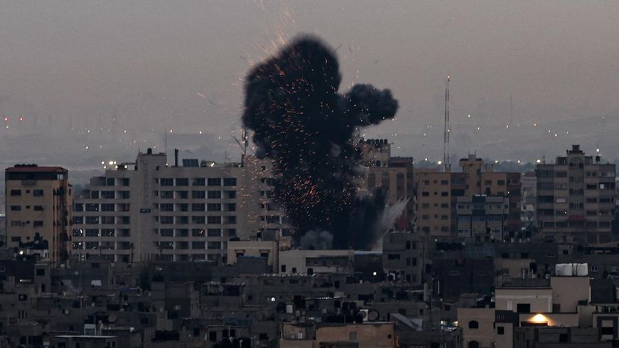 Asap dan api mengepul setelah serangan udara Israel di Kota Gaza, Gaza pada 23 Februari 2023. (Ashraf Amra/Anadolu Agency via Getty Images)