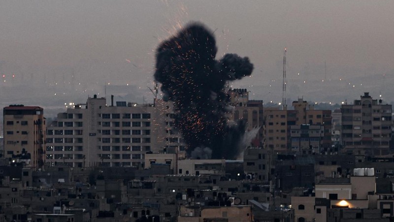 Asap dan api mengepul setelah serangan udara Israel di Kota Gaza, Gaza pada 23 Februari 2023. (Ashraf Amra/Anadolu Agency via Getty Images)