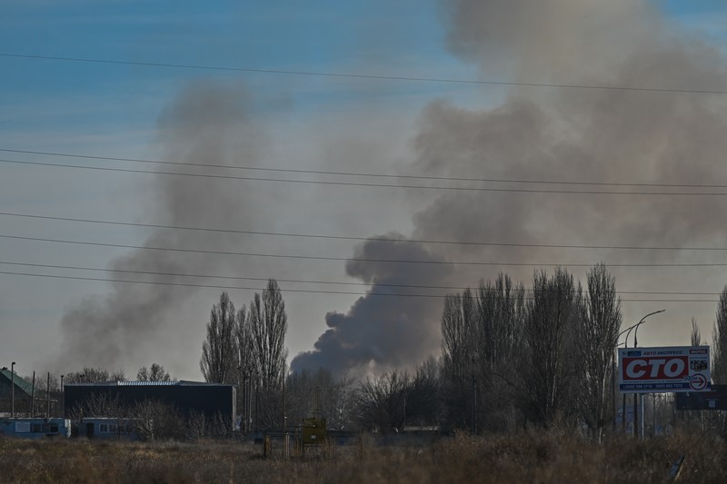 Asap mengepul ke udara saat Rusia meluncurkan roket ke Ukraina. (Anadolu Agency via Getty Images)