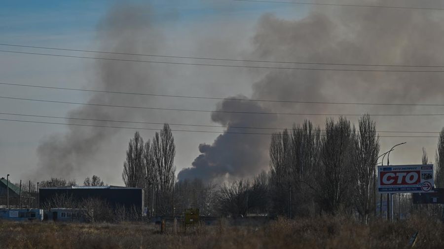 Asap mengepul ke udara saat Rusia meluncurkan roket ke Ukraina. (Anadolu Agency via Getty Images)