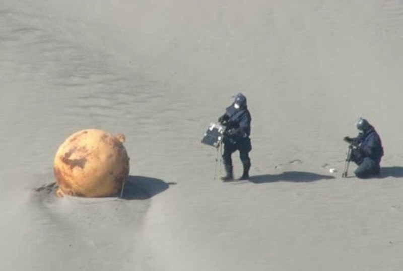 Sebuah bola terlihat di pantai di Hamamatsu, Jepang 22 Februari 2023 dalam gambar diam yang diperoleh dari media sosial (via REUTERS)