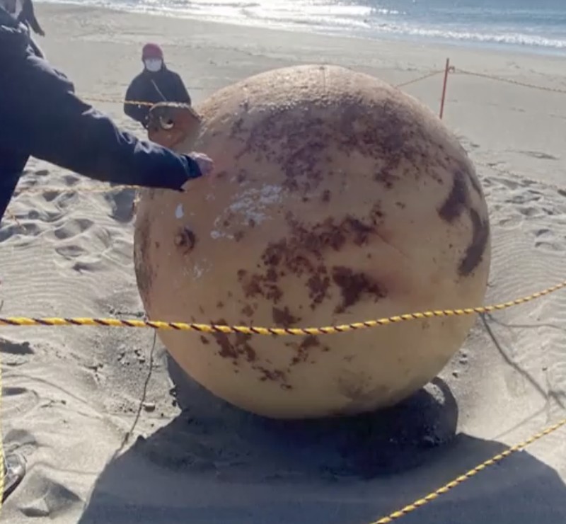 Sebuah bola terlihat di pantai di Hamamatsu, Jepang 22 Februari 2023 dalam gambar diam yang diperoleh dari media sosial (via REUTERS) Sebuah bola terlihat di pantai di Hamamatsu, Jepang 22 Februari 2023 dalam gambar diam yang diperoleh dari media sosial (via REUTERS)