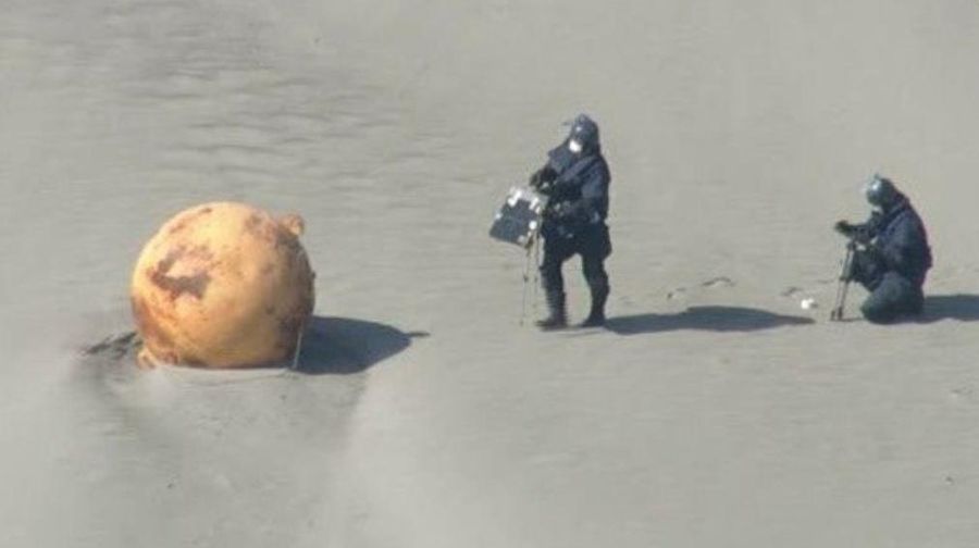 Sebuah bola terlihat di pantai di Hamamatsu, Jepang 22 Februari 2023 dalam gambar diam yang diperoleh dari media sosial (via REUTERS)