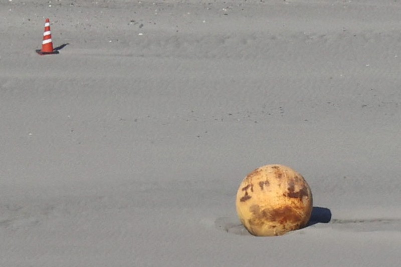 Sebuah bola terlihat di pantai di Hamamatsu, Jepang 22 Februari 2023 dalam gambar diam yang diperoleh dari media sosial (via REUTERS) Sebuah bola terlihat di pantai di Hamamatsu, Jepang 22 Februari 2023 dalam gambar diam yang diperoleh dari media sosial (via REUTERS)