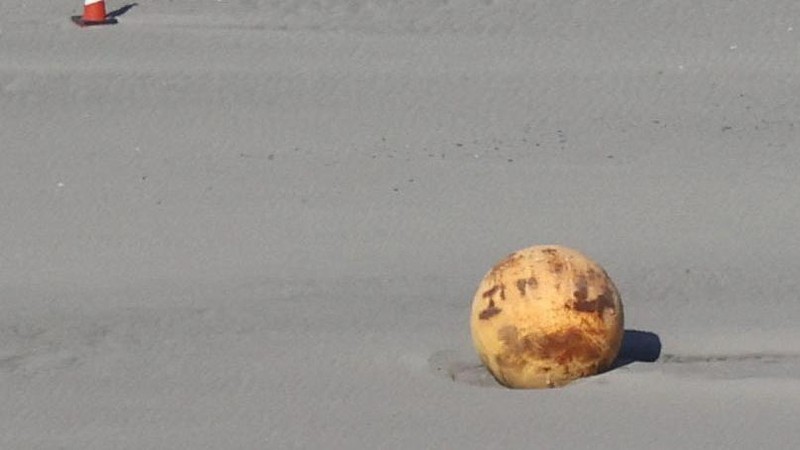 Sebuah bola terlihat di pantai di Hamamatsu, Jepang 22 Februari 2023 dalam gambar diam yang diperoleh dari media sosial (via REUTERS)