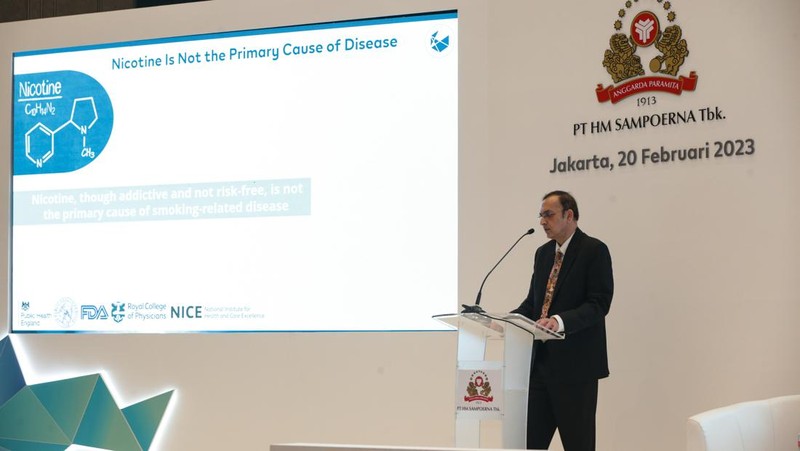 Presiden Direktur PT HM Sampoerna Tbk. (Sampoerna) Vassilis Gkatzelis mengumumkan inovasi terbaru berbasis sains dan teknologi paling mutakhir untuk produk tembakau bebas asap, yaitu IQOS ILUMA, melalui kelanjutan IQOS Club dengan peluncuran terbatas di 10 kota besar di Indonesia. (Dok. PT HM Sampoerna Tbk)
