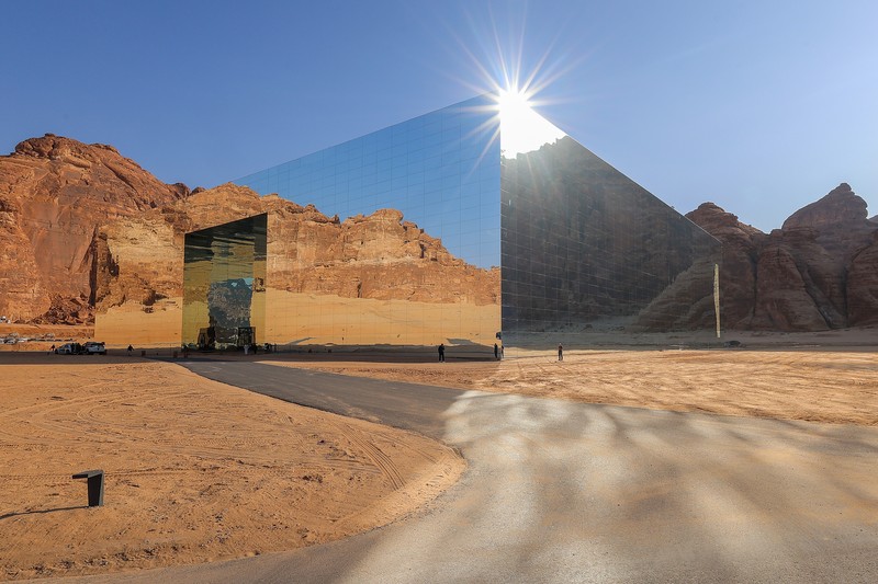 Gedung cermin Maraya di Al Ula, Arab Saudi, pada Selasa, 6 November 2022. Gedung cermin Maraya di Al Ula, Arab Saudi, pada Selasa, 6 November 2022. Kementerian Pariwisata menargetkan 12 juta turis asing tahun ini, dengan pariwisata di jalur yang tepat untuk berkontribusi sekitar 4% dari hasil ekonomi, Menteri Pariwisata Ahmed Al Khateeb dikatakan. (Maya Siddiqui/Bloomberg via Getty Images)