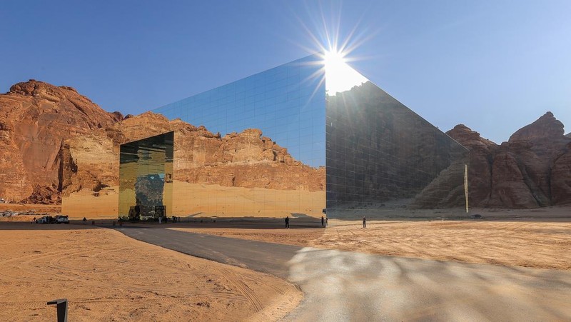 Gedung cermin Maraya di Al Ula, Arab Saudi, pada Selasa, 6 November 2022. Kementerian Pariwisata menargetkan 12 juta turis asing tahun ini, dengan pariwisata di jalur yang tepat untuk berkontribusi sekitar 4% dari hasil ekonomi, Menteri Pariwisata Ahmed Al Khateeb dikatakan. (Maya Siddiqui/Bloomberg via Getty Images)
