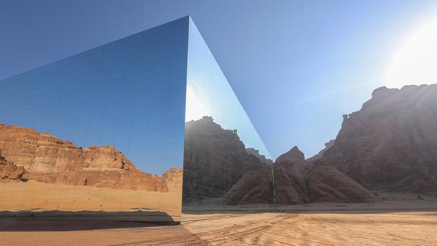 Gedung cermin Maraya di Al Ula, Arab Saudi, pada Selasa, 6 November 2022. Kementerian Pariwisata menargetkan 12 juta turis asing tahun ini, dengan pariwisata di jalur yang tepat untuk berkontribusi sekitar 4% dari hasil ekonomi, Menteri Pariwisata Ahmed Al Khateeb dikatakan. (Maya Siddiqui/Bloomberg via Getty Images)