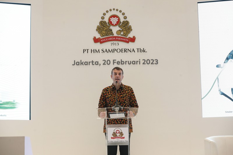 Presiden Direktur PT HM Sampoerna Tbk. (Sampoerna) Vassilis Gkatzelis mengumumkan inovasi terbaru berbasis sains dan teknologi paling mutakhir untuk produk tembakau bebas asap, yaitu IQOS ILUMA, melalui kelanjutan IQOS Club dengan peluncuran terbatas di 10 kota besar di Indonesia. (Dok. PT HM Sampoerna Tbk)