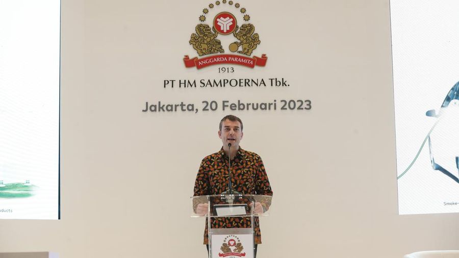 Presiden Direktur PT HM Sampoerna Tbk. (Sampoerna) Vassilis Gkatzelis mengumumkan inovasi terbaru berbasis sains dan teknologi paling mutakhir untuk produk tembakau bebas asap, yaitu IQOS ILUMA, melalui kelanjutan IQOS Club dengan peluncuran terbatas di 10 kota besar di Indonesia. (Dok. PT HM Sampoerna Tbk)