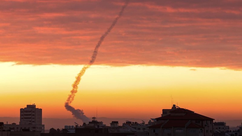 Asap dan api mengepul setelah serangan udara Israel di Kota Gaza, Gaza pada 23 Februari 2023. (Ashraf Amra/Anadolu Agency via Getty Images)
