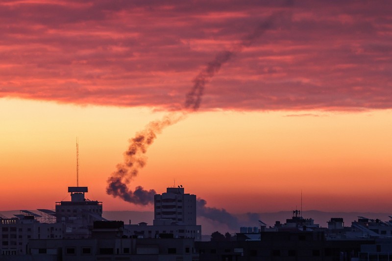 Asap dan api mengepul setelah serangan udara Israel di Kota Gaza, Gaza pada 23 Februari 2023. Asap dan api mengepul setelah serangan udara Israel di Kota Gaza, Gaza pada 23 Februari 2023. (Ashraf Amra/Anadolu Agency via Getty Images)