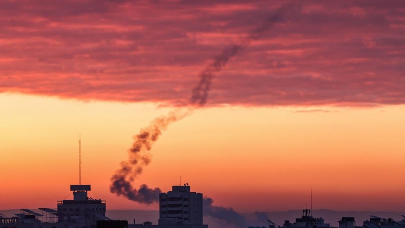 Asap dan api mengepul setelah serangan udara Israel di Kota Gaza, Gaza pada 23 Februari 2023. (Ashraf Amra/Anadolu Agency via Getty Images)