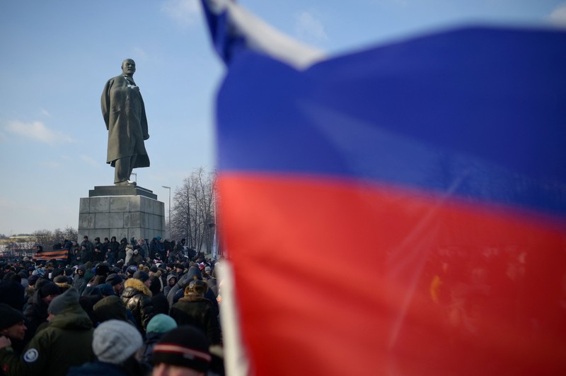 Orang-orang berkumpul di dekat monumen pendiri Uni Soviet Vladimir Lenin saat mereka tiba untuk konser patriotik yang didedikasikan untuk Hari Pembela Tanah Air yang akan datang di stadion Luzhniki di Moskow pada 22 Februari 2023. (AFP via Getty Images/NATALIA KOLESNIKOVA) Orang-orang berkumpul di dekat monumen pendiri Uni Soviet Vladimir Lenin saat mereka tiba untuk konser patriotik yang didedikasikan untuk Hari Pembela Tanah Air yang akan datang di stadion Luzhniki di Moskow pada 22 Februari 2023. (AFP via Getty Images/NATALIA KOLESNIKOVA)