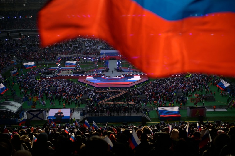 Orang-orang berkumpul di dekat monumen pendiri Uni Soviet Vladimir Lenin saat mereka tiba untuk konser patriotik yang didedikasikan untuk Hari Pembela Tanah Air yang akan datang di stadion Luzhniki di Moskow pada 22 Februari 2023. (AFP via Getty Images/NATALIA KOLESNIKOVA) Orang-orang berkumpul di dekat monumen pendiri Uni Soviet Vladimir Lenin saat mereka tiba untuk konser patriotik yang didedikasikan untuk Hari Pembela Tanah Air yang akan datang di stadion Luzhniki di Moskow pada 22 Februari 2023. (AFP via Getty Images/NATALIA KOLESNIKOVA)