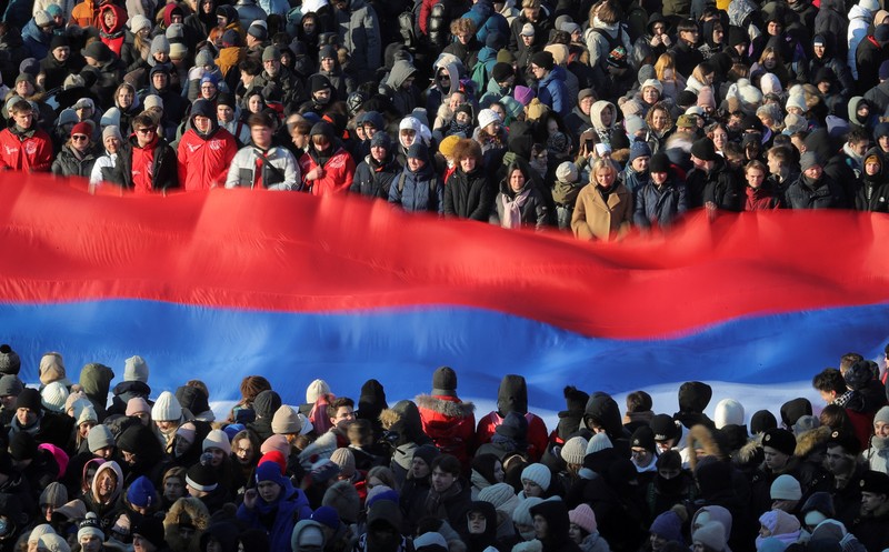 Orang-orang berkumpul di dekat monumen pendiri Uni Soviet Vladimir Lenin saat mereka tiba untuk konser patriotik yang didedikasikan untuk Hari Pembela Tanah Air yang akan datang di stadion Luzhniki di Moskow pada 22 Februari 2023. (AFP via Getty Images/NATALIA KOLESNIKOVA) Orang-orang berkumpul di dekat monumen pendiri Uni Soviet Vladimir Lenin saat mereka tiba untuk konser patriotik yang didedikasikan untuk Hari Pembela Tanah Air yang akan datang di stadion Luzhniki di Moskow pada 22 Februari 2023. (AFP via Getty Images/NATALIA KOLESNIKOVA)