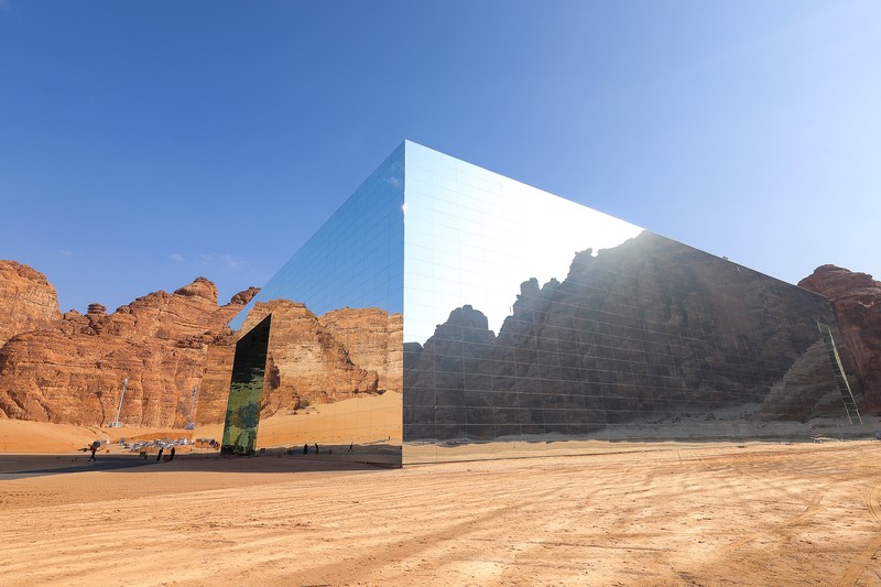 Gedung cermin Maraya di Al Ula, Arab Saudi, pada Selasa, 6 November 2022. Gedung cermin Maraya di Al Ula, Arab Saudi, pada Selasa, 6 November 2022. Kementerian Pariwisata menargetkan 12 juta turis asing tahun ini, dengan pariwisata di jalur yang tepat untuk berkontribusi sekitar 4% dari hasil ekonomi, Menteri Pariwisata Ahmed Al Khateeb dikatakan. (Maya Siddiqui/Bloomberg via Getty Images)
