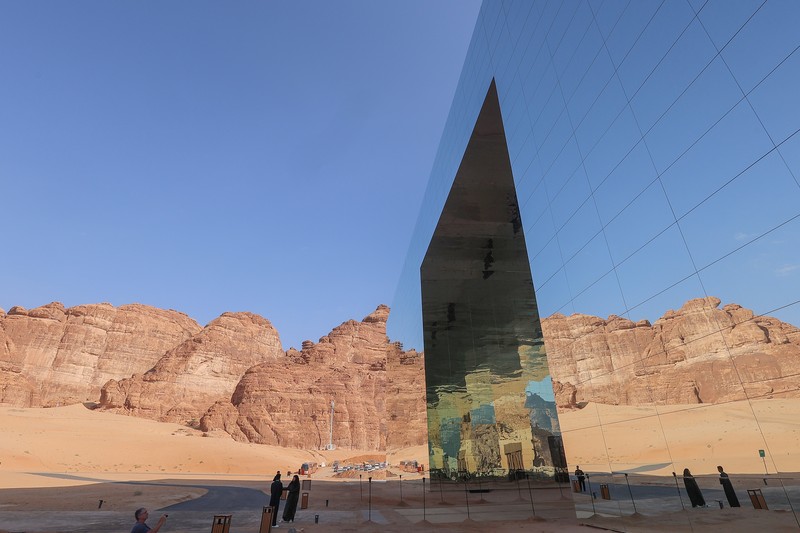 Gedung cermin Maraya di Al Ula, Arab Saudi, pada Selasa, 6 November 2022. Gedung cermin Maraya di Al Ula, Arab Saudi, pada Selasa, 6 November 2022. Kementerian Pariwisata menargetkan 12 juta turis asing tahun ini, dengan pariwisata di jalur yang tepat untuk berkontribusi sekitar 4% dari hasil ekonomi, Menteri Pariwisata Ahmed Al Khateeb dikatakan. (Maya Siddiqui/Bloomberg via Getty Images)