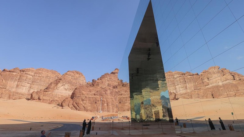 Gedung cermin Maraya di Al Ula, Arab Saudi, pada Selasa, 6 November 2022. Kementerian Pariwisata menargetkan 12 juta turis asing tahun ini, dengan pariwisata di jalur yang tepat untuk berkontribusi sekitar 4% dari hasil ekonomi, Menteri Pariwisata Ahmed Al Khateeb dikatakan. (Maya Siddiqui/Bloomberg via Getty Images)