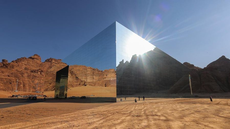 Pengunjung mengambil foto gedung cermin Maraya di Al Ula, Arab Saudi, Selasa, 6 November 2022. Pengunjung mengambil foto gedung cermin Maraya di Al Ula, Arab Saudi, Selasa, 6 November 2022. Kementerian Pariwisata menargetkan 12 juta turis asing tahun ini, dengan pariwisata di jalur untuk berkontribusi sekitar 4% dari output ekonomi, Pariwisata kata Menteri Ahmed Al Khateeb. (Maya Siddiqui/Bloomberg via Getty Images)