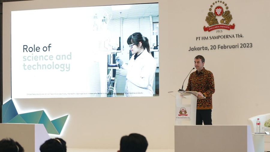 Presiden Direktur PT HM Sampoerna Tbk. (Sampoerna) Vassilis Gkatzelis mengumumkan inovasi terbaru berbasis sains dan teknologi paling mutakhir untuk produk tembakau bebas asap, yaitu IQOS ILUMA, melalui kelanjutan IQOS Club dengan peluncuran terbatas di 10 kota besar di Indonesia. (Dok. PT HM Sampoerna Tbk)