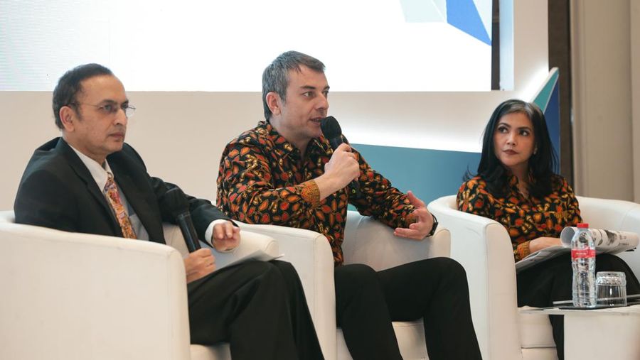 Presiden Direktur PT HM Sampoerna Tbk. (Sampoerna) Vassilis Gkatzelis (tengah), Chief Life Sciences Officer Smoke-Free Product Philip Morris International (PMI) Badrul Chowdhury (kiri), dan Direktur Urusan Eksternal Sampoerna, Elvira Lianita (kanan) saat berbincang-bincang dengan media dan analis pada sesi khusus: science briefing mengenai sains di balik produk tembakau bebas asap di Jakarta, Senin (20/2/2023). (Dok. PT HM Sampoerna Tbk)