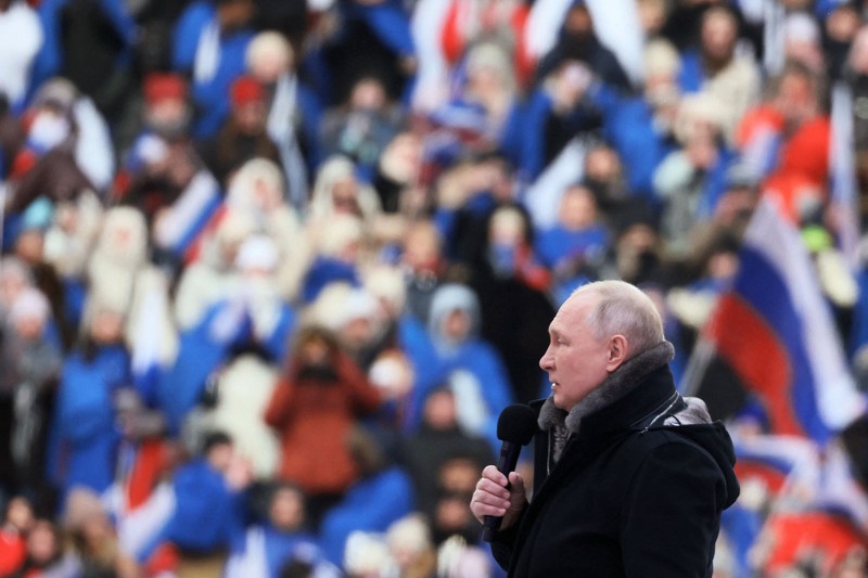 Orang-orang berkumpul di dekat monumen pendiri Uni Soviet Vladimir Lenin saat mereka tiba untuk konser patriotik yang didedikasikan untuk Hari Pembela Tanah Air yang akan datang di stadion Luzhniki di Moskow pada 22 Februari 2023. (AFP via Getty Images/NATALIA KOLESNIKOVA) Orang-orang berkumpul di dekat monumen pendiri Uni Soviet Vladimir Lenin saat mereka tiba untuk konser patriotik yang didedikasikan untuk Hari Pembela Tanah Air yang akan datang di stadion Luzhniki di Moskow pada 22 Februari 2023. (AFP via Getty Images/NATALIA KOLESNIKOVA)