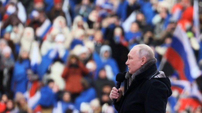 Orang-orang berkumpul di dekat monumen pendiri Uni Soviet Vladimir Lenin saat mereka tiba untuk konser patriotik yang didedikasikan untuk Hari Pembela Tanah Air yang akan datang di stadion Luzhniki di Moskow pada 22 Februari 2023. (AFP via Getty Images/NATALIA KOLESNIKOVA)