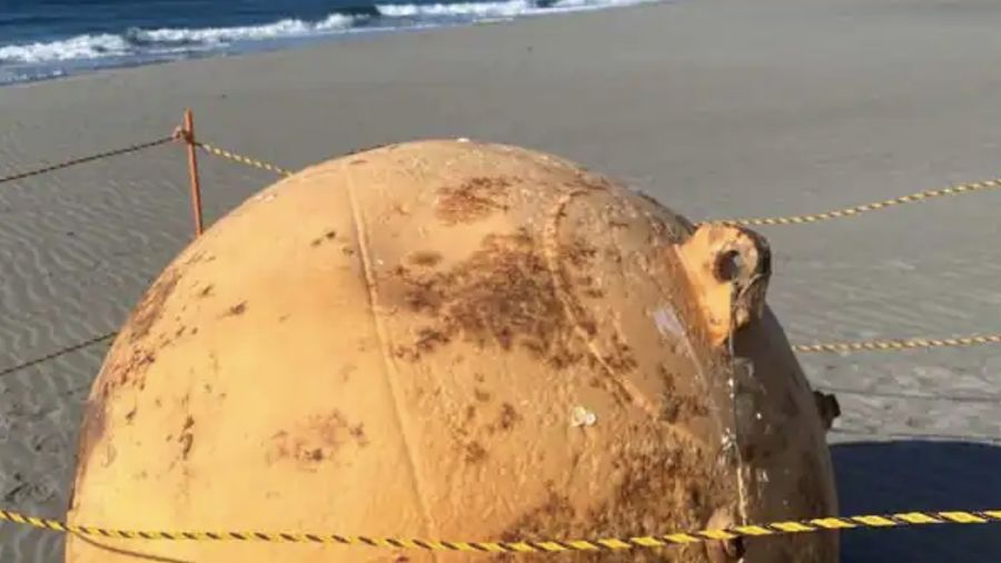 Sebuah bola terlihat di pantai di Hamamatsu, Jepang 22 Februari 2023 dalam gambar diam yang diperoleh dari media sosial (via REUTERS)