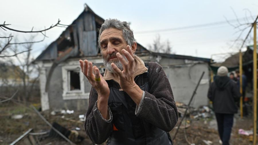 Seorang ayah terkejut ketika dua anaknya terbunuh dalam serangan roket Rusia, terlihat di Pulau Karabell di Kherson, Ukraina pada 12 Desember 2022. (Anadolu Agency via Getty Images)