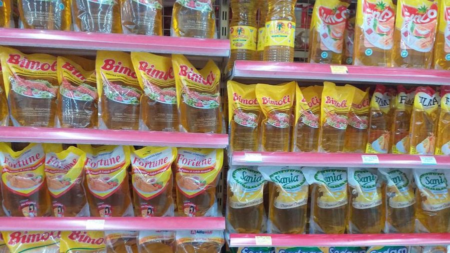 Suasana stok minyak goreng di minimarket kawasan Bekasi, Kamis (22/2/2023). (²©²ÊÍøÕ¾/Damiana Cut E)