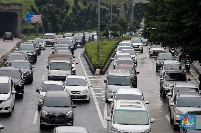 Kemacetan parah terjadi di Jalan Raya TB Simatupang, Jakarta Selatan, Jumat (24/2/2023). Pengendara terjebak 30 menit dari Flyover Tol Andara hingga menuju jalan Cilandak. (CNBC Indonesia/Muhammad Sabki) Kemacetan parah terjadi di Jalan Raya TB Simatupang, Jakarta Selatan, Jumat (24/2/2023). Pengendara terjebak 30 menit dari Flyover Tol Andara hingga menuju jalan Cilandak. (CNBC Indonesia/Muhammad Sabki)
