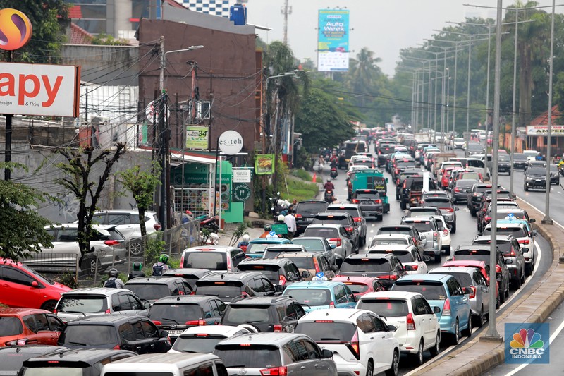 Kemacetan parah terjadi di Jalan Raya TB Simatupang, Jakarta Selatan, Jumat (24/2/2023). Pengendara terjebak 30 menit dari Flyover Tol Andara hingga menuju jalan Cilandak. (CNBC Indonesia/Muhammad Sabki) Kemacetan parah terjadi di Jalan Raya TB Simatupang, Jakarta Selatan, Jumat (24/2/2023). Pengendara terjebak 30 menit dari Flyover Tol Andara hingga menuju jalan Cilandak. (CNBC Indonesia/Muhammad Sabki)