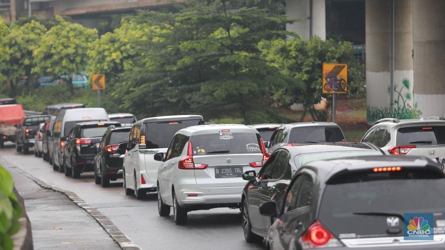 Kemacetan parah terjadi di Jalan Raya TB Simatupang, Jakarta Selatan, Jumat (24/2/2023). Pengendara terjebak 30 menit dari Flyover Tol Andara hingga menuju jalan Cilandak. (CNBC Indonesia/Muhammad Sabki)