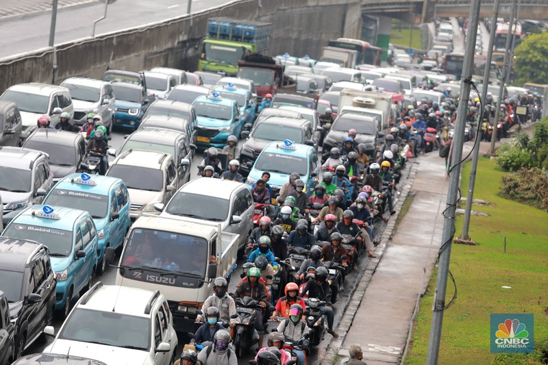 Kemacetan parah terjadi di Jalan Raya TB Simatupang, Jakarta Selatan, Jumat (24/2/2023). Pengendara terjebak 30 menit dari Flyover Tol Andara hingga menuju jalan Cilandak. (CNBC Indonesia/Muhammad Sabki)
